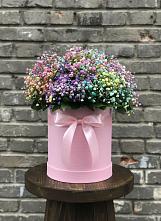 Цветочная композиция из Гипсофила и Розы в шляпной коробке в Аткарске