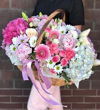 Композиция солнечный день в Аткарске Цветочная композиция из Розы, Хризантемы, Пионы и Лизиантусы в корзине в Аткарске