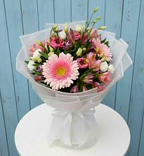 Букет цветов из:  Герберы, Альстромерии и Лизиантусы в Аткарске