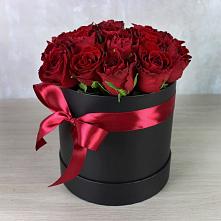 Цветочная композиция из Розы в шляпной коробке в Аткарске
