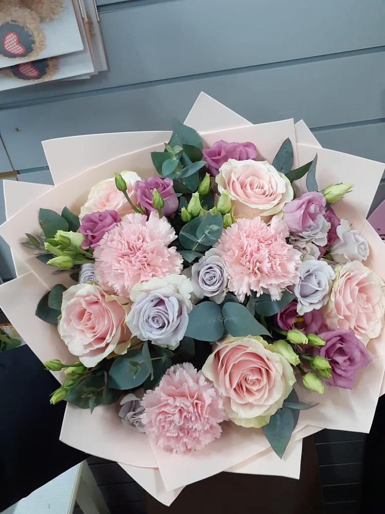 Букет цветов из: Розы, Гвоздики и Лизиантусы в Аткарске